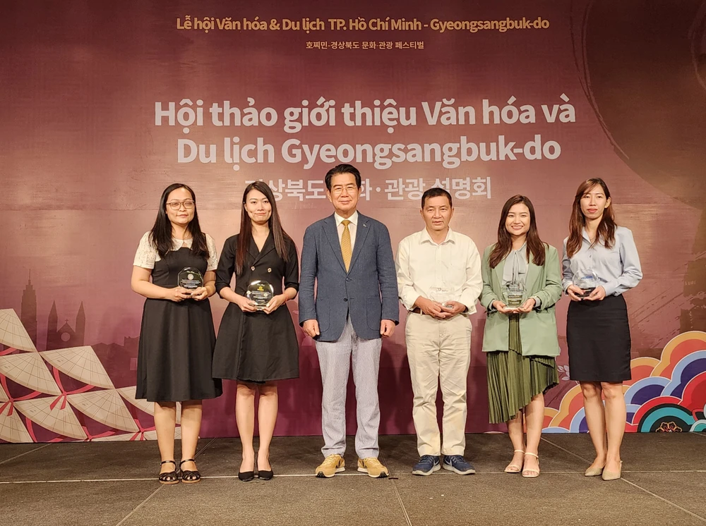 Đại diện tỉnh Gyeongsangbuk-do trao kỉ niệm chương cho doanh nghiệp du lịch Việt Nam có đóng góp cho ngành du lịch của Hàn Quốc.