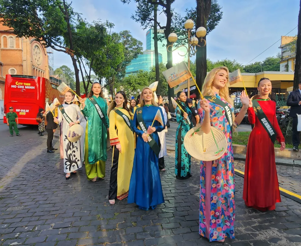 90 Hoa hậu của cuộc thi Hoa hậu Trái Đất 2023 - Miss Earth 2023 tham dự Tuần lễ Du lịch TP.HCM. 90 Hoa hậu của cuộc thi Hoa hậu Trái Đất 2023 - Miss Earth 2023 tham dự Tuần lễ Du lịch TP.HCM.