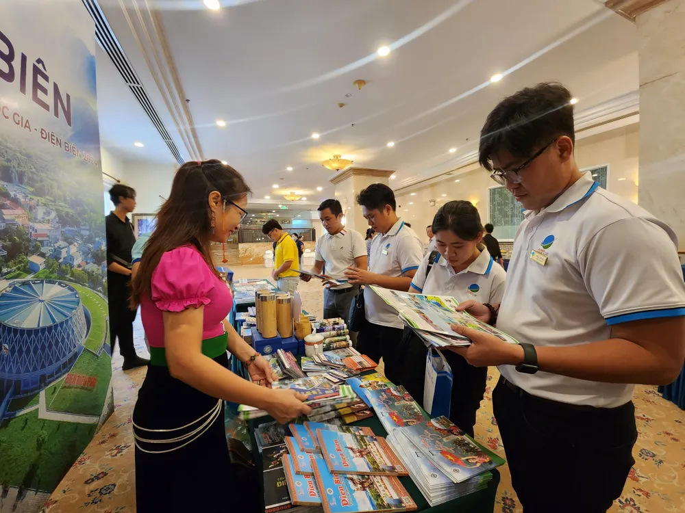 Gian hàng giới thiệu sản phẩm du lịch của Điện Biên trong khuôn khổ hội nghị quảng bá xúc tiến du lịch Tây Bắc - TP.HCM. Ảnh: THU TRINH.