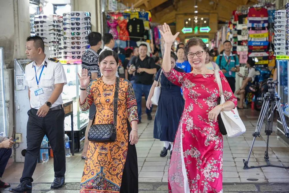 Tour “Quận 1 – Sắc màu đêm” còn mang đến cho du khách những gam màu đa sắc về TP sống động. du-lich