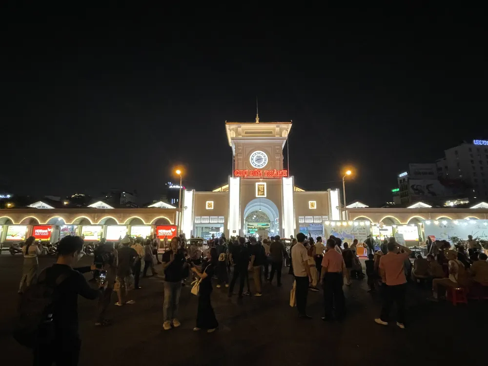 Đến với chợ Bến Thành, đoàn trải nghiệm mua sắm và thưởng thức ẩm thực tại đây. du-lich-4.jpg