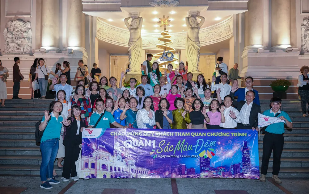 Dạo phố đêm và chụp hình check-in tại Nhà hát TP. du-lich-7.JPG