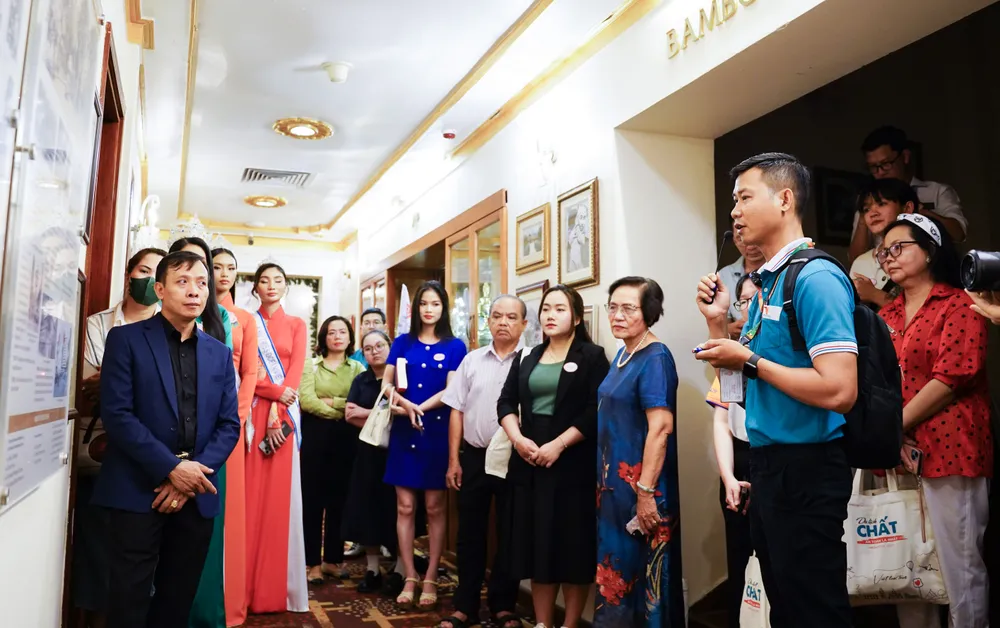 Theo lộ trình, đoàn tham quan khách sạn Continental Sài Gòn (đường Đồng Khởi), Nhà hát TP, thưởng thức chương trình nghệ thuật À Ố Show và dừng chân thưởng thức bữa tối tại Nhà hàng Bông Sen (Đồng Khởi). du-lich-.JPG
