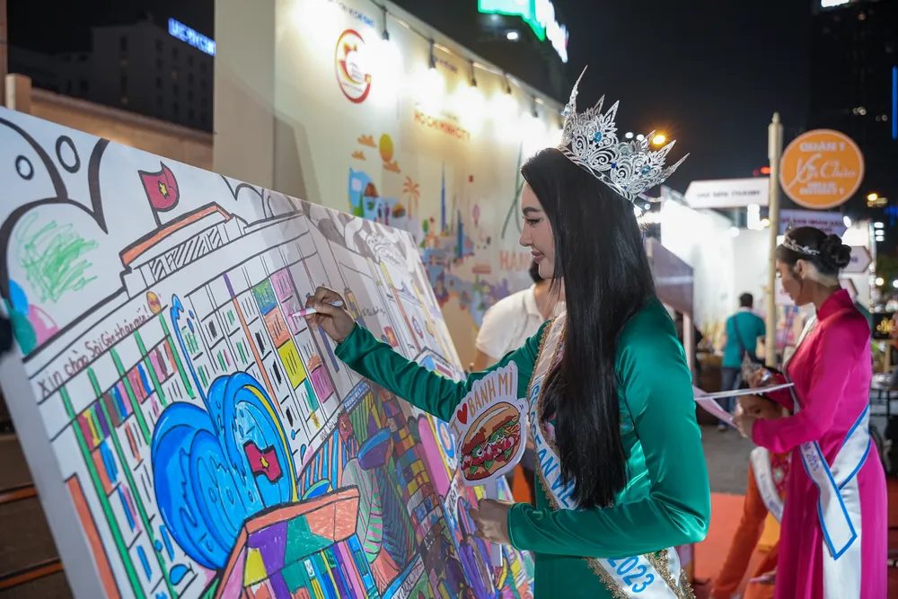 22 mảnh ghép tượng trưng cho TP Thủ Đức và 21 quận, huyện được tổ chức Kỷ lục Việt Nam công nhận là 'Bức tranh Doodle chủ đề về du lịch TP.HCM lớn nhất Việt Nam”. Ảnh: THU TRINH.