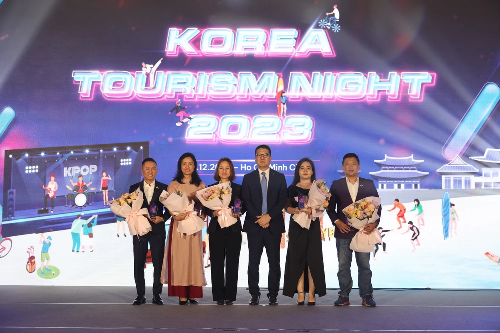 KTO trao giải Du lịch Hàn Quốc 2023 cho các đối tác.