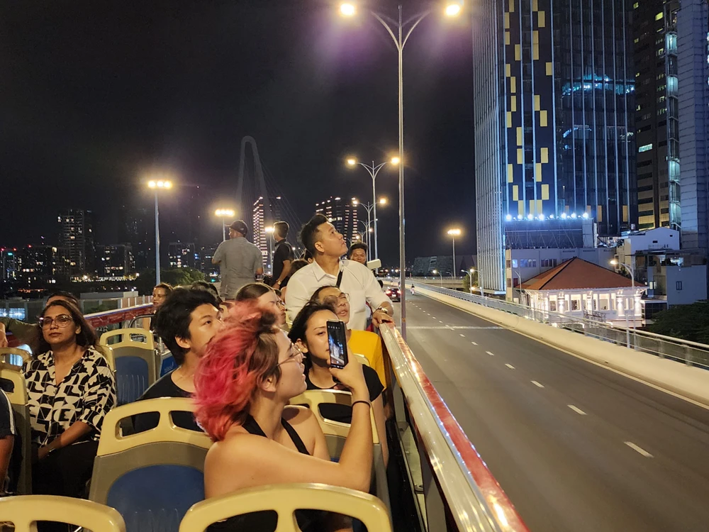 Với tour du lịch đêm, du khách trải nghiệm cung đẹp qua cầu Ba Son.