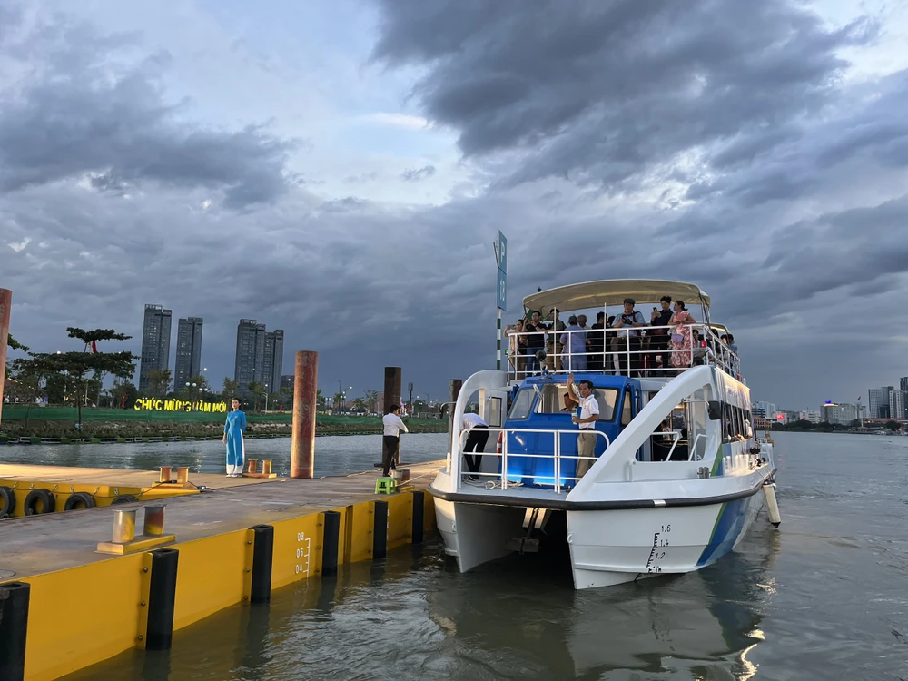 Trong dịp này, đơn vị khai thác ra mắt tour du lịch đường thủy mới Saigon River Sighseeing trên tuyến buýt sông hai tầng và khánh thành Ga tàu thủy Thủ Thiêm - Saigon Waterbus.