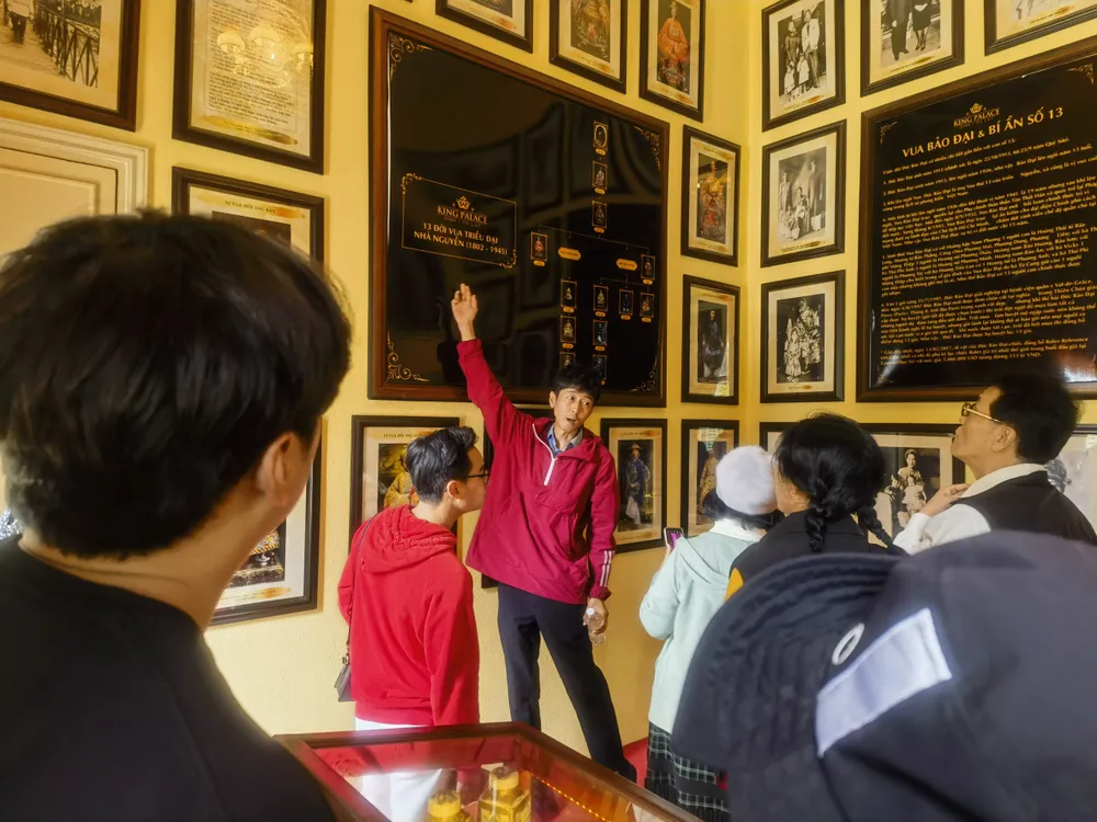 Hướng dẫn viên người Hàn Quốc hành nghề tại một điểm du lịch tại TP Đà Lạt.