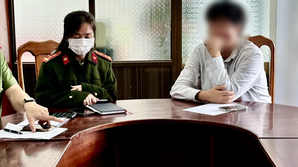 Đoàn thanh tra đã mời hướng dẫn viên viên người Hàn Quốc về trụ sở công an phường 11 (TP Đà Lạt) làm việc.