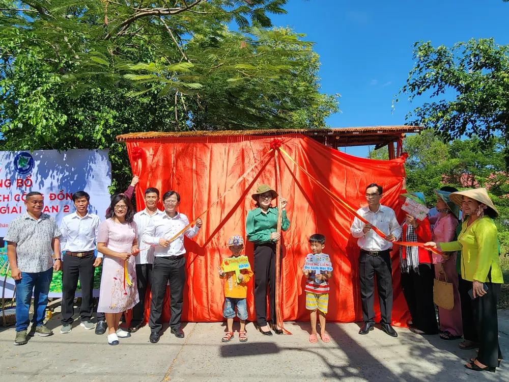 Lãnh đạo Sở và địa phương thực hiện nghi thức công bố giới thiệu giai đoạn 2 của mô hình du lịch cộng đồng Thiềng Liềng.