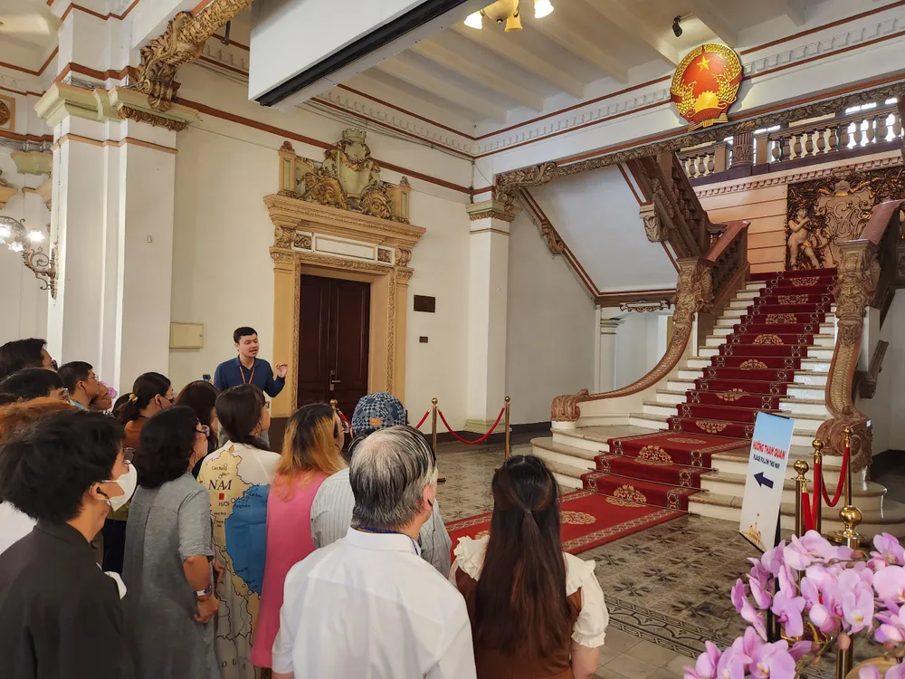 Trụ sở UBND TP.HCM và HĐND TP.HCM mở cửa đón khách tham quan hai ngày cuối năm 2023 đã thu hút nhiều người dân và du khách.