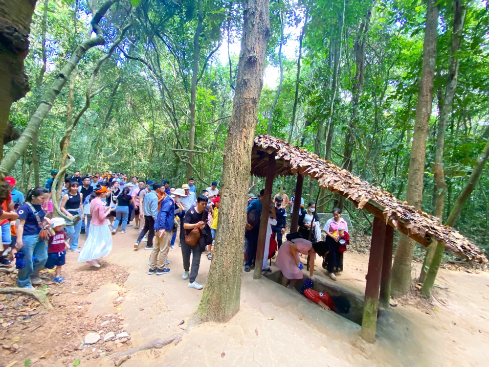 Trong ba ngày nghỉ Tết Dương lịch 2024, Khu Di tích Lịch sử Địa đạo Củ Chi đã thu hút hàng ngàn khách du lịch đến thăm viếng, tham quan. Vào dịp này, đơn vị đã tặng quà lưu niệm cho 10 đoàn khách (Bến Dược 3 đoàn, Bến Đình 5 đoàn và Cần Giờ 2 đoàn) và 20 khách tham gia dịch vụ bắn súng thể thao quốc phòng.