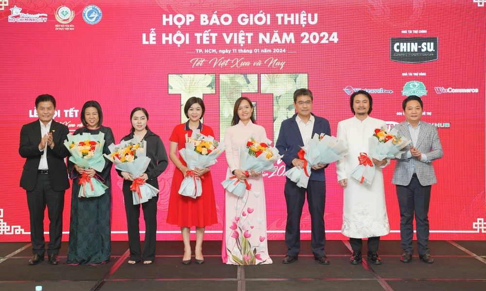 Ban Tổ Chức tặng hoa cảm ơn các đơn vị đồng hành. Ảnh: Thu Trinh. le-hoi-tet-viet-2.jpg
