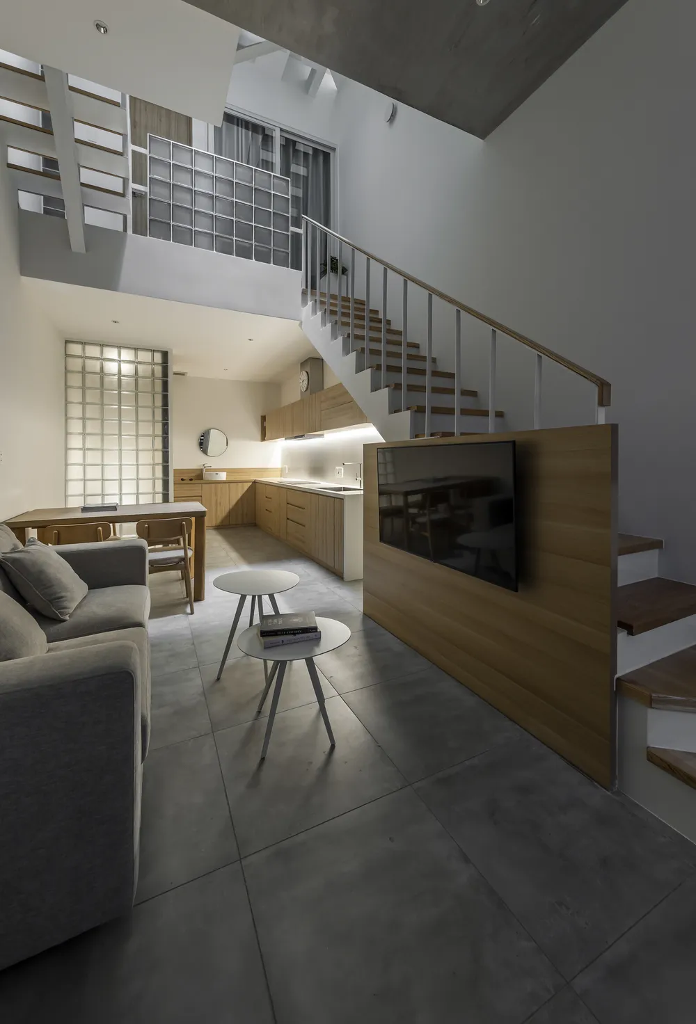 Kiến trúc sư thiết kế khung cửa chính bằng sắt và những tấm sắt đục lỗ cùng màu giúp bên trong ngôi nhà dễ dàng kiểm soát được các hoạt động bên ngoài cửa.