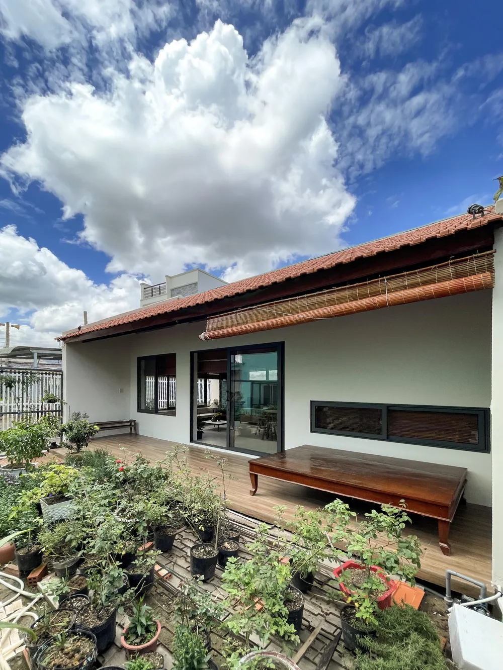 Ngôi nhà được xây dựng trên khu đất rộng 115m² tại xã Mỹ Phong, TP Mỹ Tho, tỉnh Tiền Giang. Kiến trúc sư Nguyễn Quang Hiếu (HQN-Architects) thiết kế hệ thống mái ngói cho ngôi nhà.