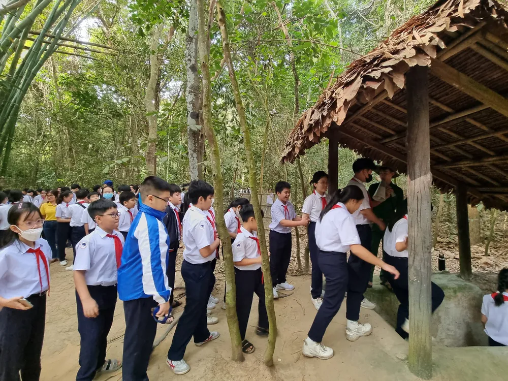 Vào dịp tết Nguyên đán Giáp Thìn 2024, Khu Di tích Lịch sử <i>Địa đạo Củ Chi </i>tổ chức nhiều hoạt động sôi nổi phục vụ khách tham quan nhằm mang đến nhiều trải nghiệm thú vị và đáp ứng nhu cầu tham quan, vui chơi giải trí, mua sắm, ăn uống của du khách.