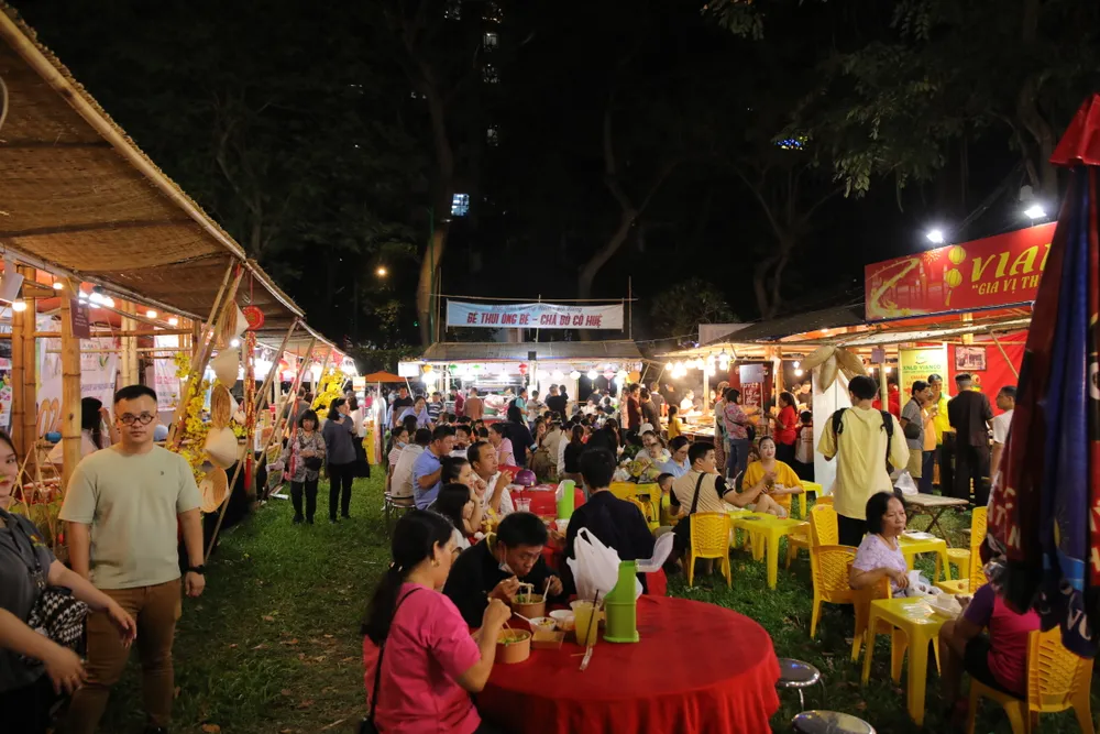 Sự kiện lễ hội Tết Việt 2024 diễn ra từ 18-1-2024 đến hết ngày 21-1-2024 với chủ đề “Tết Việt xưa và nay” tại Công viên Lê Văn Tám. Theo ghi nhận của PV những ngày qua, người dân và du khách gần xa nườm nượp đến lễ hội tham quan không gian lễ hội và thưởng thức ẩm thực.