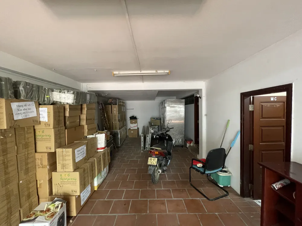 Việc thi công cải tạo ngôi nhà hết ba tháng, nhà cũ nên hư hại khá nhiều, buộc phải cạo và đập bỏ thay thế khá nhiều.