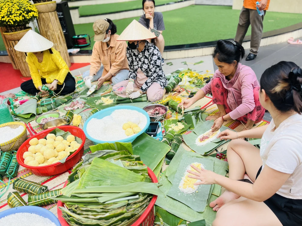 Theo ghi nhận, tất cả người dân tham gia gói bánh chưng, bánh tết tại chung cư ở TP.HCM đều có kinh nghiệm gói bánh và cho ra đời các chiếc bánh đầy chất lượng và bắt mắt.