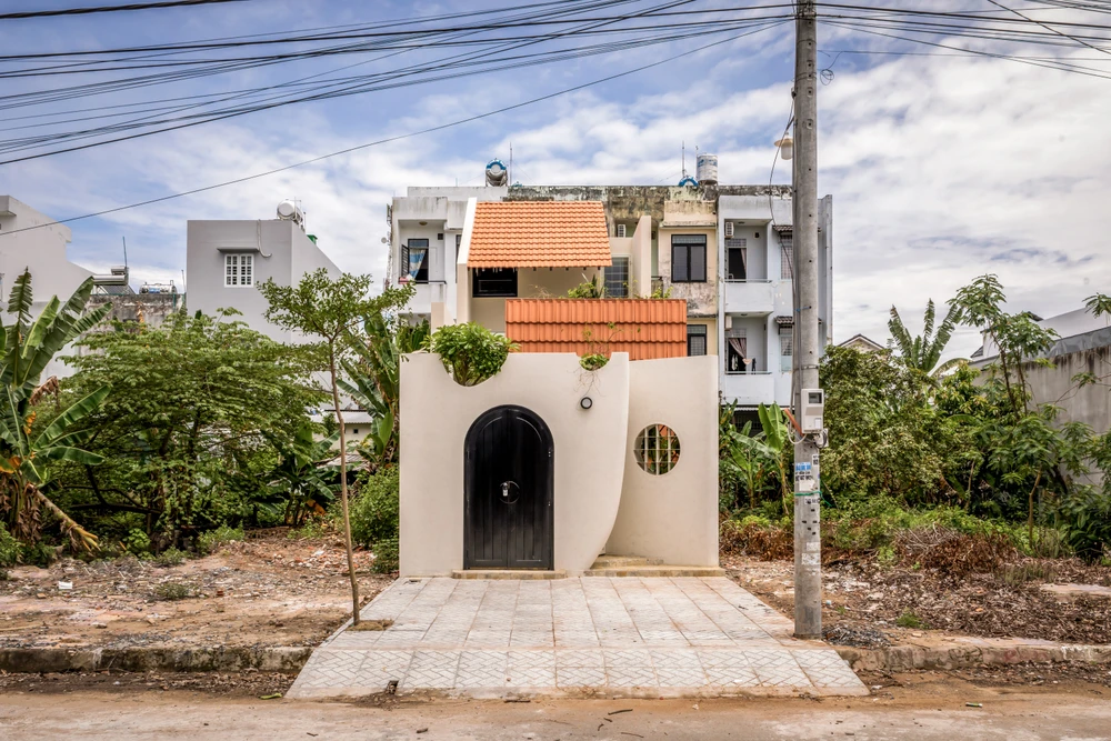 Sở dĩ ngôi nhà có tên là Nhà Vòi vì theo kiến trúc sư mặt tiền được thiết kế theo hình con voi.