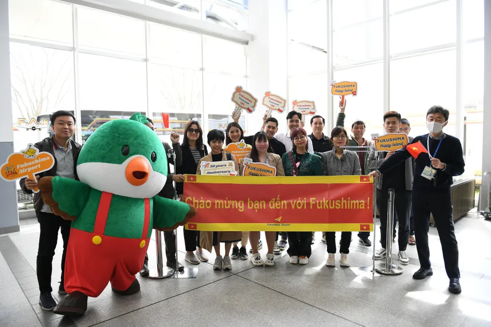 Đoàn khách du lịch Việt Nam được chào đón nồng nhiệt tại sân bay Fukushima. Ảnh: THU TRINH.