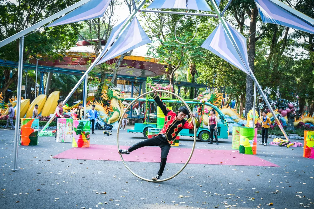 Trong dịp tết, điểm vui chơi này còn diễn ra show diễu hành “Rực rỡ sắc Xuân” với 50 diễn viên và các mô hình độc đáo kết hợp xiếc đường phố...