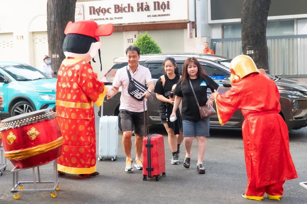 Sáng ngày 10-2 (tức mùng 1), các công ty lữ hành đã tổ chức lễ xuất hành đầu năm cho các đoàn khách du lịch trong kỳ nghỉ Tết Giáp Thìn 2024.