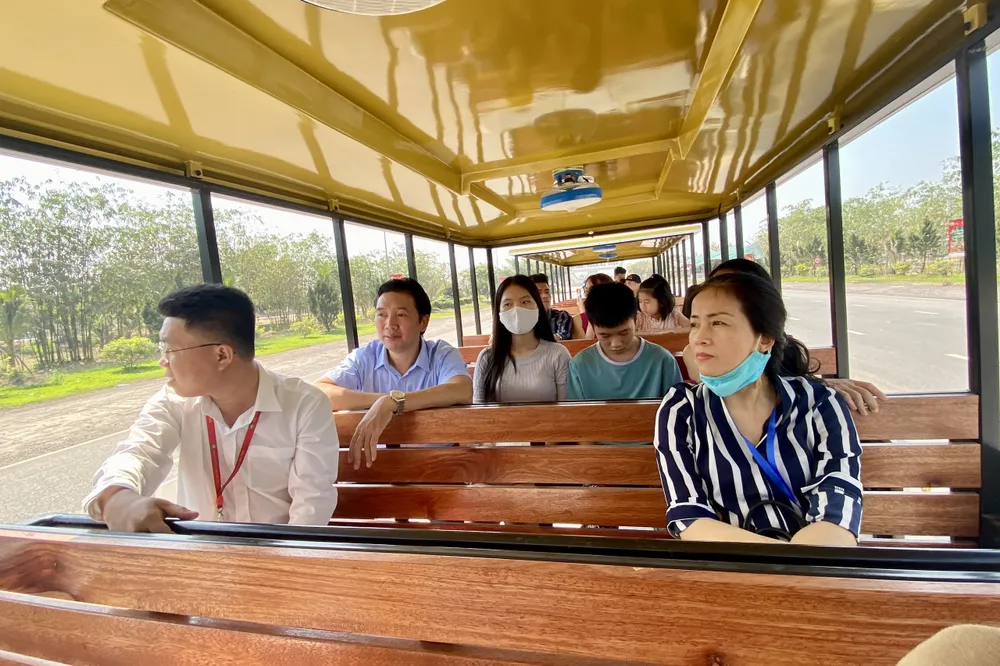 Trong dịp tết, Sơn Tiên Amazing World cũng ưu đãi giảm 50% giá vé vào cổng cho du khách đến vui chơi . Giá vé trẻ em chỉ còn 90.000 đồng và giá vé người lớn là 180.000 đồng.