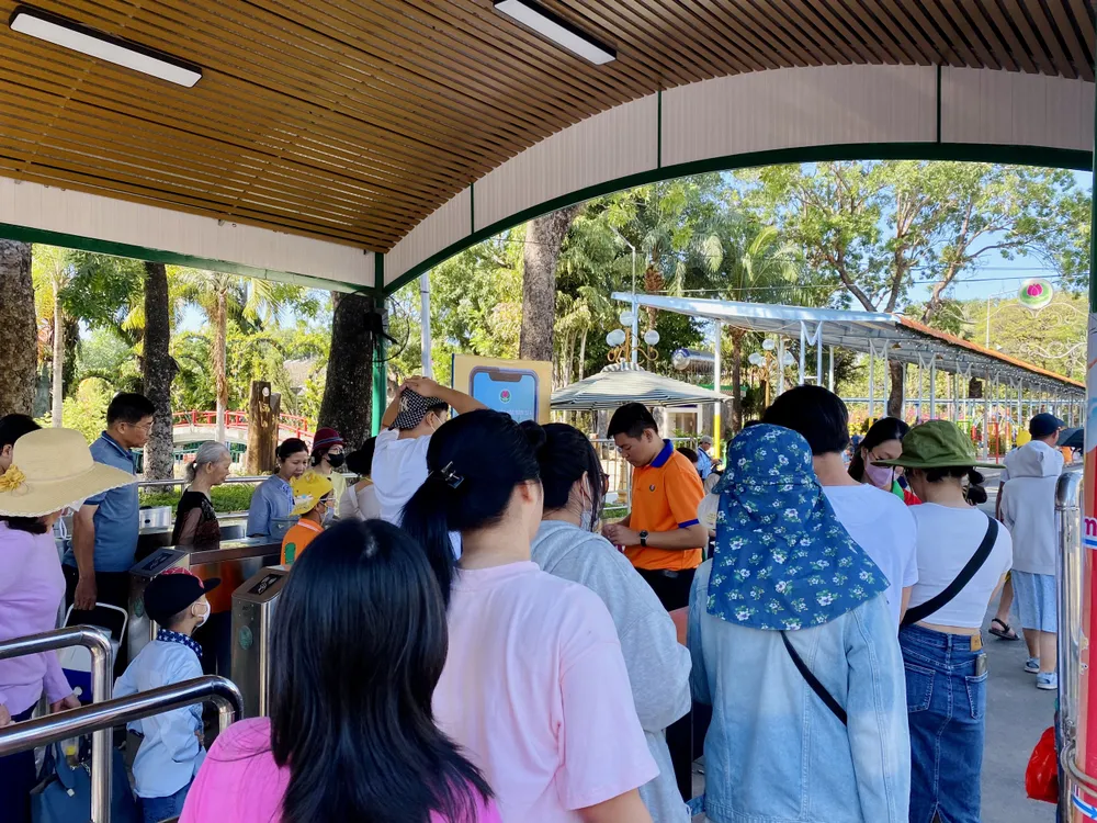 Tại Công viên Văn hóa Đầm Sen (quận 11), khách du lịch xếp hàng qua cổng soát vé.