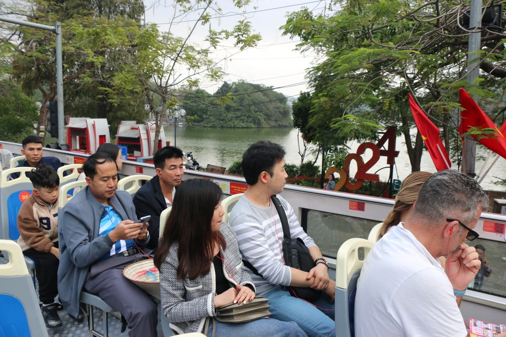 Thuyết minh đa ngôn ngữ trên chuyến buýt 2 tầng tạo điều kiện thuận lợi để nhiều du khách hiểu hơn về văn hóa, thông tin các điểm đến trong hành trình tham quan.