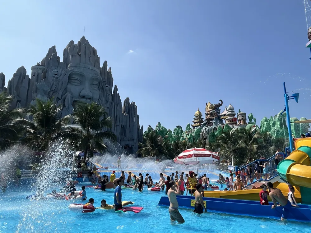 Lượng khách đến các điểm du lịch trên địa bàn TP.HCM tăng cao. Ảnh chụp ngày mùng 3 Tết du-lich-16.jpg