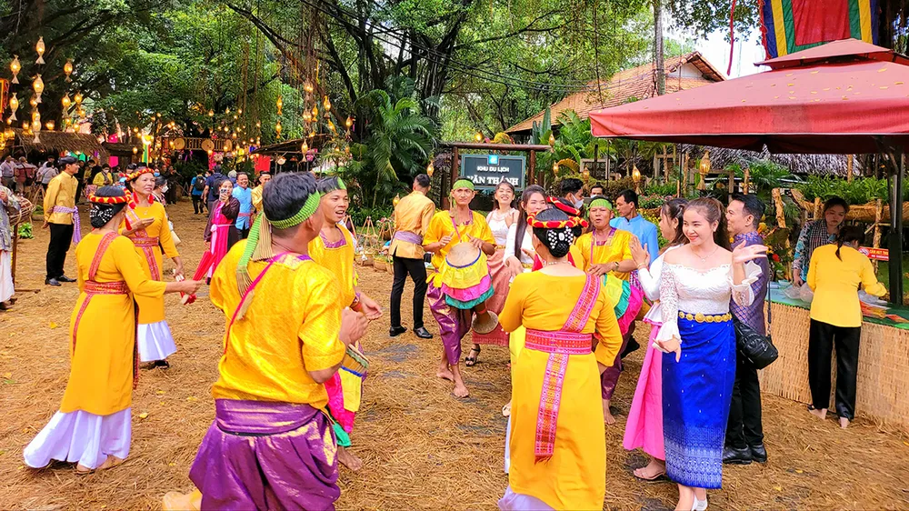 Lễ hội ẩm thực còn tích hợp thêm nhiều hoạt động đặc sắc như biểu diễn nghệ thuật, giao lưu văn hóa, trò chơi dân gian. Ảnh: THU TRINH. am-thuc-1.jpg