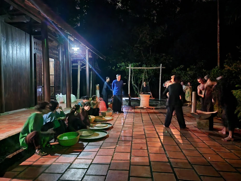 Cảnh người dân tăng gia sản xuất xay lúa, giã gạo để chuẩn bị tích trữ lương thực phục vụ cho cuộc kháng chiến lâu dài ác liệt. Ảnh: THU TRINH. dia-dao-cu-chi-2.jpg