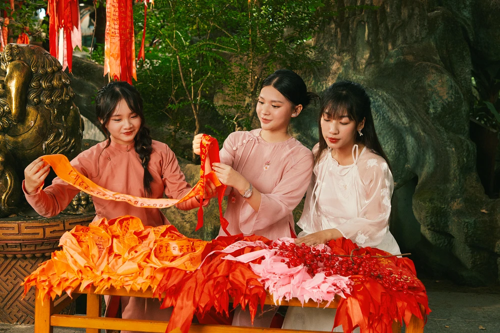 Khu Du lịch Văn hóa Suối Tiên sẽ miễn phí vé vào cổng cho tất cả du khách nữ mặc áo dài đến Suối Tiên. Ảnh: THU TRINH. Khu Du lịch Văn hóa Suối Tiên sẽ miễn phí vé vào cổng cho tất cả du khách nữ mặc áo dài khi đến Suối Tiên. Ảnh: THU TRINH.