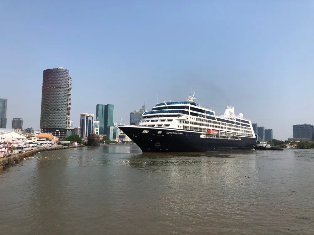 Tàu biển Azamara Journey (thuộc hãng Azamara Cruises) cập cảng Sài Gòn (TP.HCM) vào sáng ngày 2-3-2024.