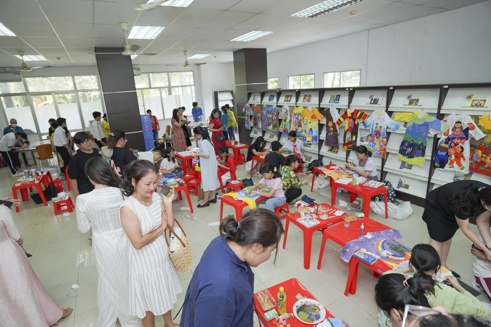 Cuộc thi thu hút hơn 400 thí sinh tham gia trang trí trên áo dài. ve-tranh-ao-dai-2.JPG