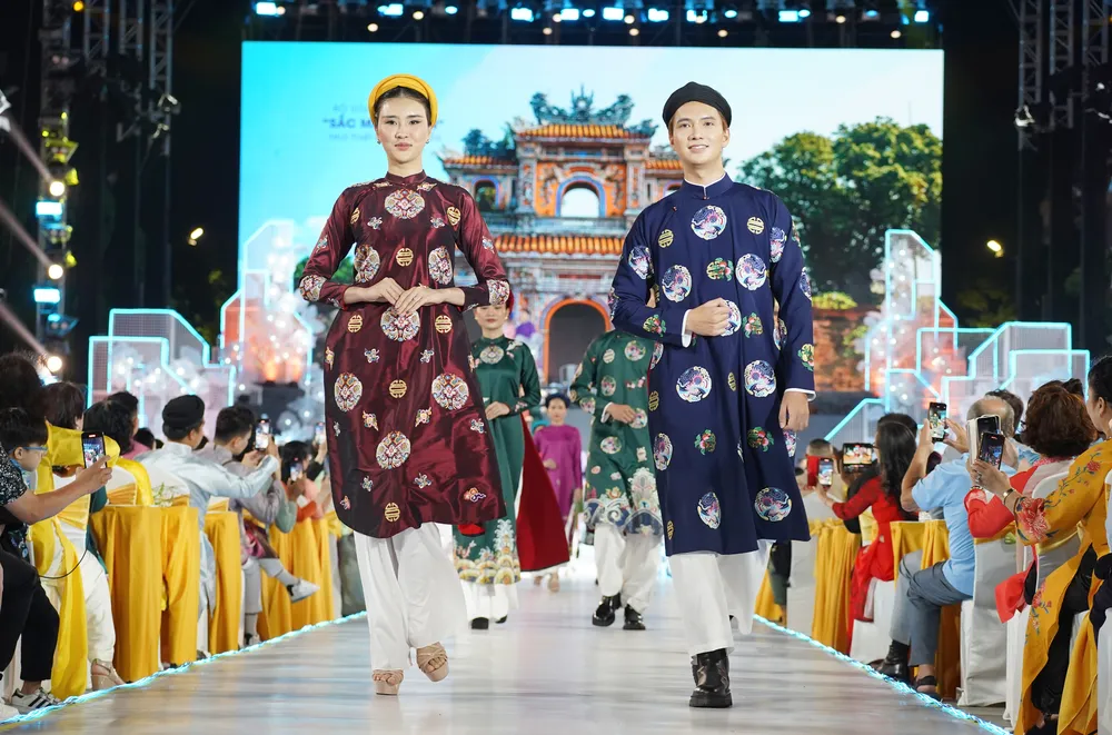 Vào đêm khai mạc Lễ hội Áo dài TP.HCM lần thứ nhất, bộ sưu tập áo dài “Sắc Màu Di Sản” của Nhà thiết kế Năm Tuyền được trình diễn. Bộ sưu tập mang tâm hồn Việt, văn hóa Việt trong hoạt cảnh 'Vinh Quy Bái Tổ' về làng. Bộ sưu tập lấy ý tưởng từ hoa văn thủy ba của người xưa mang ý nghĩa khơi nguồn sự sống, khởi phát của mọi nguồn năng lượng.