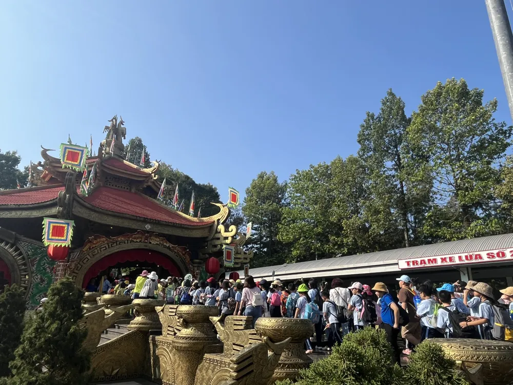 Theo ghi nhận của PV, trong ngày Quốc tế Phụ nữ từ sáng 8-3, nhiều du khách nữ đổ xô đến khu điểm du lịch tại TP.HCM để vui chơi, giải trí.