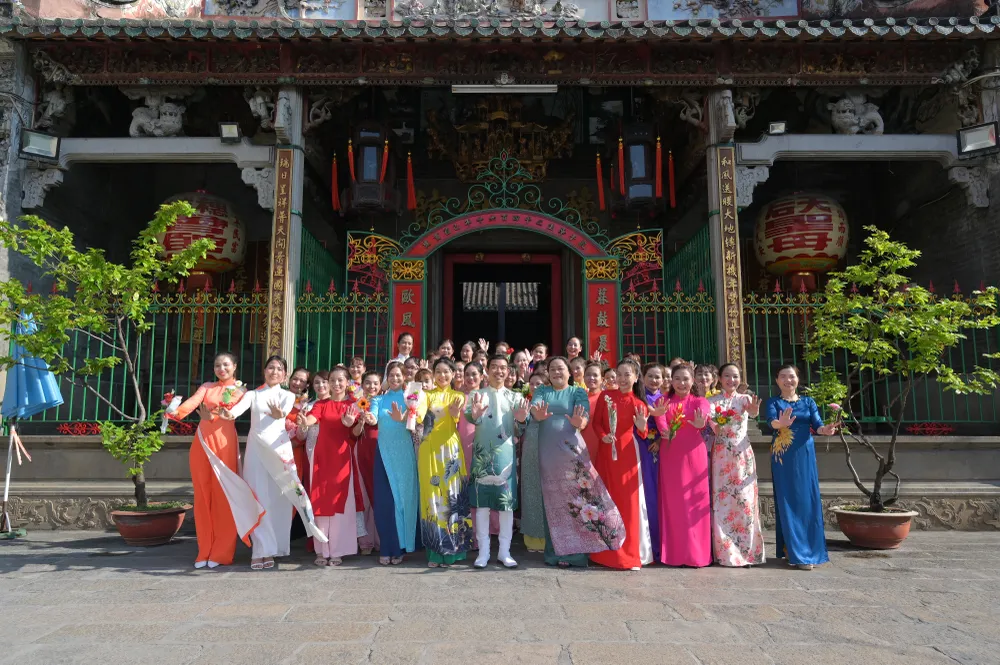 Vào ngày 28-3, UBND quận 5 sẽ tổ chức ngày hội “Thương nhân quận 5 với áo dài Việt”. Trong ảnh là chương trình đồng diễn áo dài của quận 5 hưởng ứng Lễ hội Áo dài TP.HCM năm 2024 tại Hội quán Tuệ Thành. Ảnh: TT.