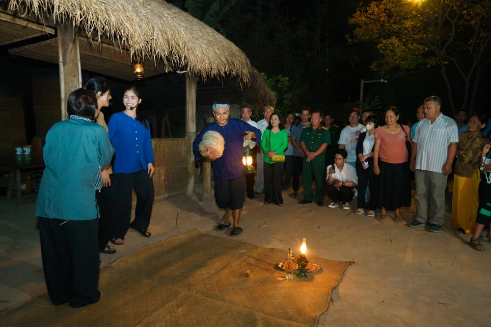 Khu Di tích lịch sử địa đạo Củ Chi tổ chức và đón khách du lịch tham quan tour đêm "Trăng chiến khu" vào ngày 18-3. Ảnh: TT. Khu Di tích lịch sử địa đạo Củ Chi tổ chức và đón khách du lịch tham quan tour đêm 'Trăng chiến khu' vào ngày 18-3. Ảnh: TT.