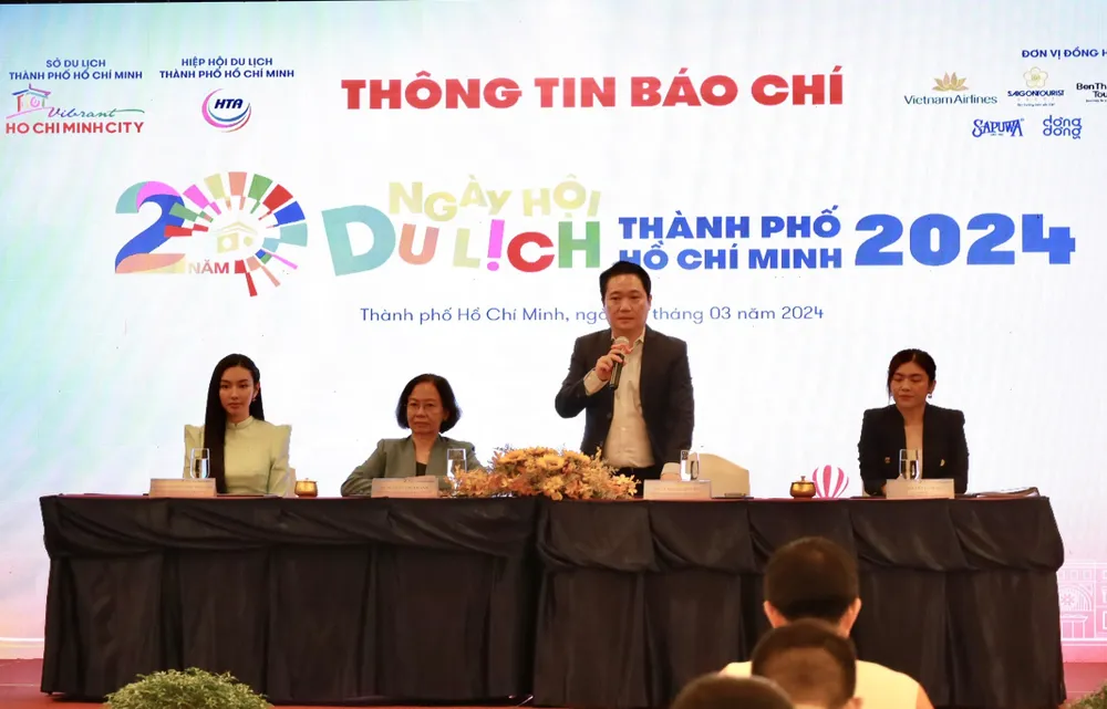 Ông Lê Trương Hiền Hòa, Phó Giám đốc Sở Du lịch TP.HCM trao đổi thông tin báo chí về ngày hội Du lịch sáng ngày 26-3. Ảnh: DL.