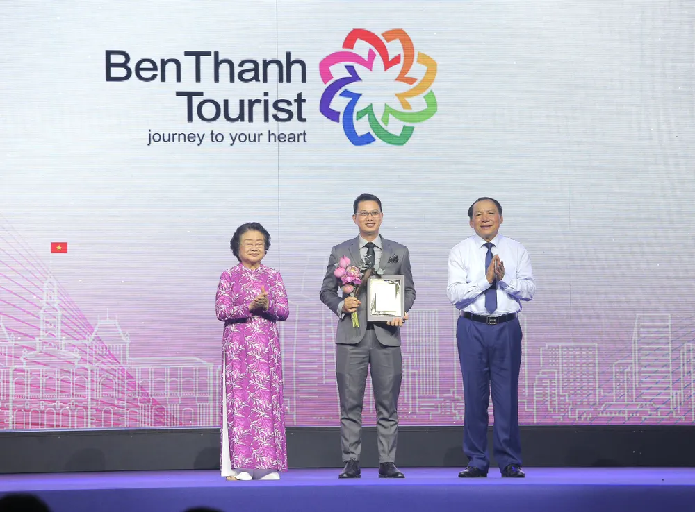 BenThanh Tourist nhan giai Top 20 doanh nghiep lu hanh Noi dia hang dau nam 2023.jpg