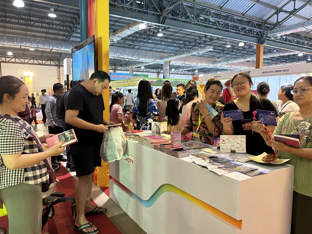 Gian hàng du lịch của TP.HCM là một trong những gian hàng được thiết kế ấn tượng tại không gian triển lãm, thu hút sự quan tâm đông đảo của người dân và du khách Lào. Ảnh: SDL.