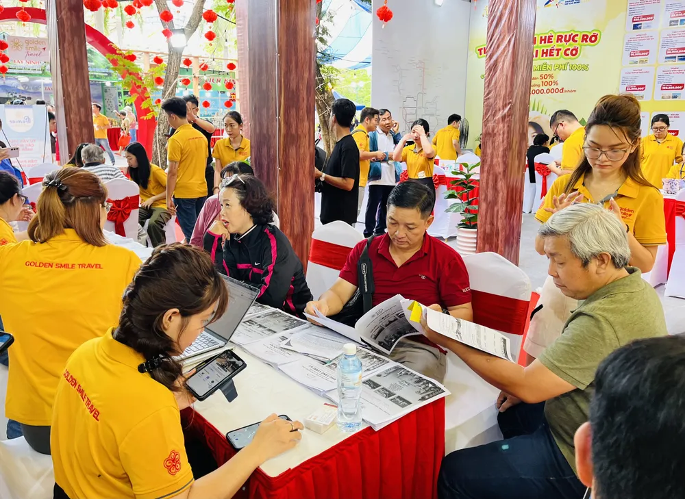 Tại gian hàng công ty Golden Smile tung nhiều sản phẩm tour du lịch và các chương trình khuyến mãi hấp dẫn.