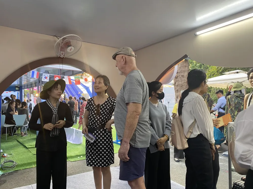 Du khách quốc tế tìm hiểu thông tin các điểm tham quan, dịch vụ vui chơi giải trí hấp dẫn tại gian hàng Khu Di tích Lịch sử Địa đạo Củ Chi. du-lich-2.jpg