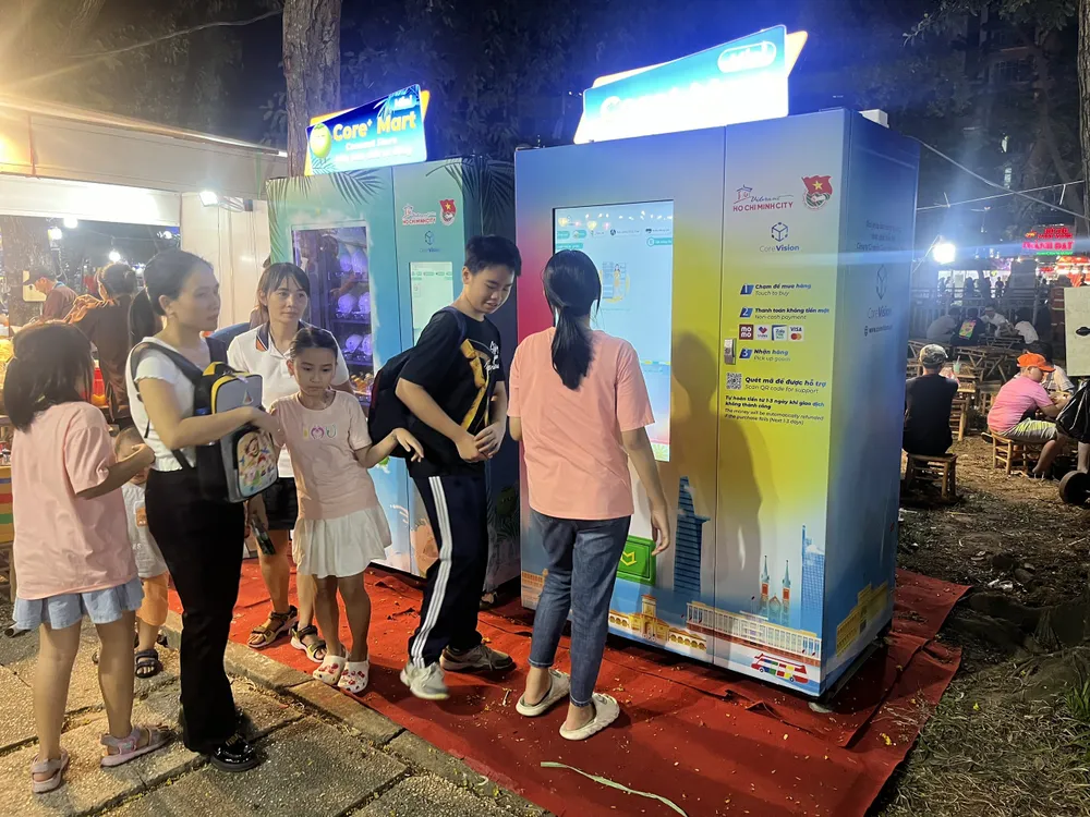 Máy bán dừa tự động thu hút khách khi đến ngày hội Du lịch TP.HCM. Ảnh: TT. du-lich-3.jpg
