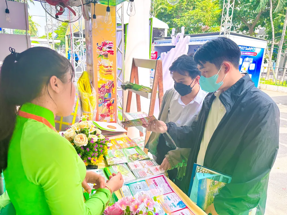 Khách đến tìm hiểu thông tin ưu đãi của Khu Du Lịch Văn hóa Suối Tiên. du-lich-5.jpg
