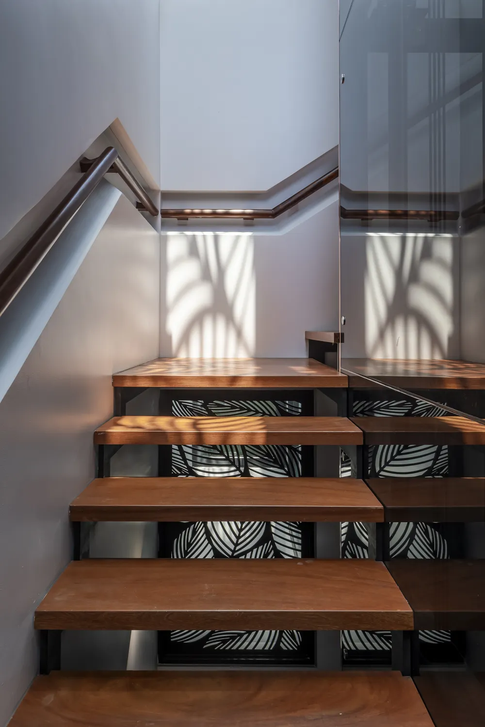 Trong biệt thự có những ô thông tầng tạo sự đối lưu không khí nên nhà rất mát.