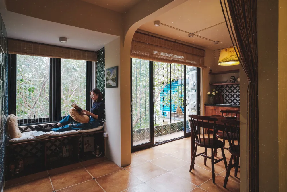 Tủ thấp và ghế đều là nội thất của ngôi nhà cũ…nhưng được bố trí hợp lý và gọn gàng hơn.