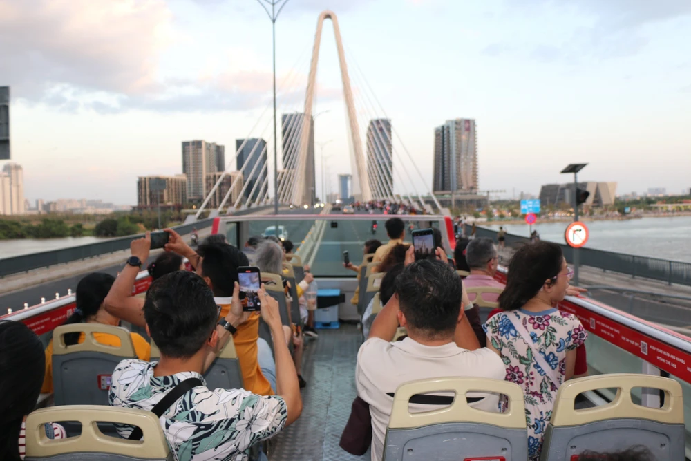 Dịp lễ 30-4 nếu không đi chơi xa, du khách có thể chọn tour ngắm TP.HCM bằng xe buýt hai tầng. Ảnh: TT. Du-lich-6.jpg